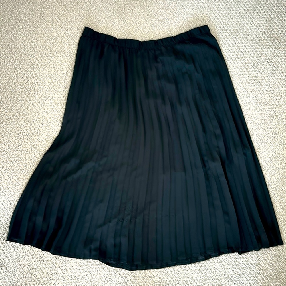 Ava And VIV black pleated skirt 1X